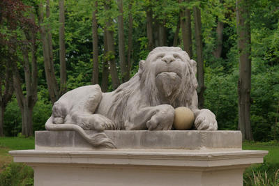 Ein steinerner Lwe am Eingang des Schlosses