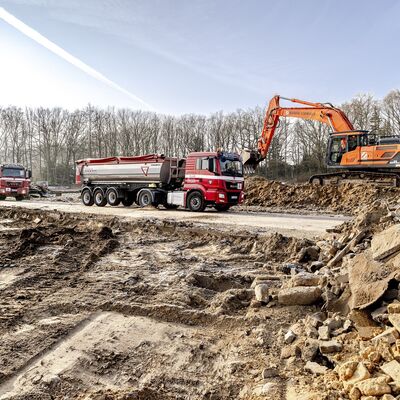 LKW werden beladen